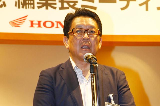 画像: 懇親会で挨拶する青山氏