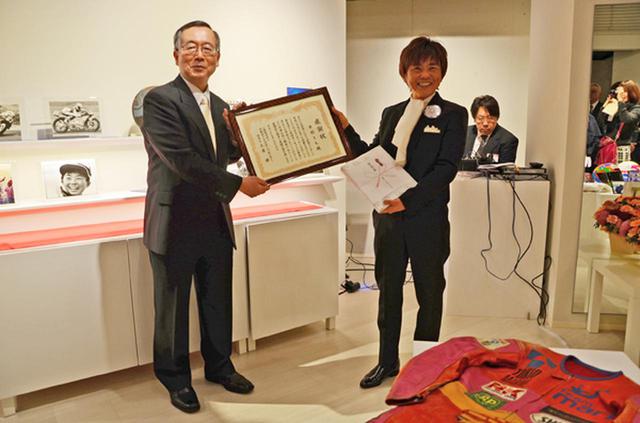 画像: 日本オートスポーツセンターの土屋理事長㊧からは感謝状が贈られた