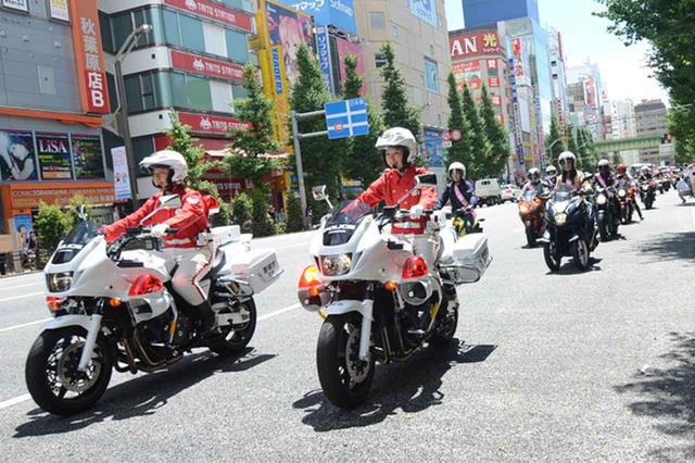 画像: 女性白バイ隊を先導に秋葉原からスタートした女性バイクパレード隊