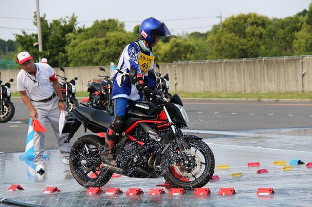 画像: 水が流れる低μ路をバランスを保ち通過する「悪路応用走行」(一般Aクラス)