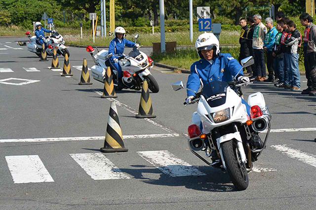 画像: 千葉県会場 白バイ模範走行