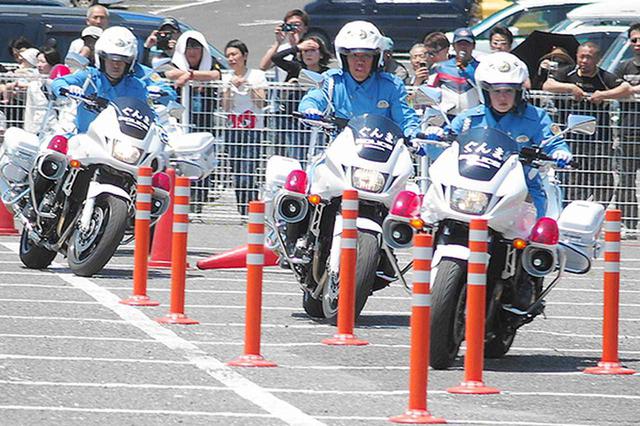 画像: 白バイの華麗な模範走行