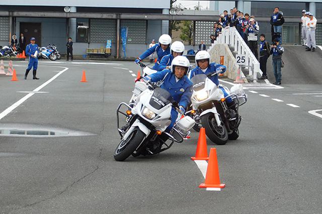 画像: 静岡会場 白バイ模範走行