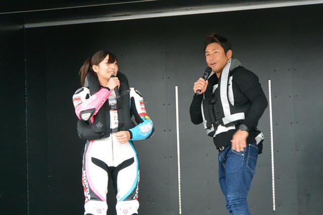 画像: ゲストの2人はエアバッグ式プロテクター実演を体験