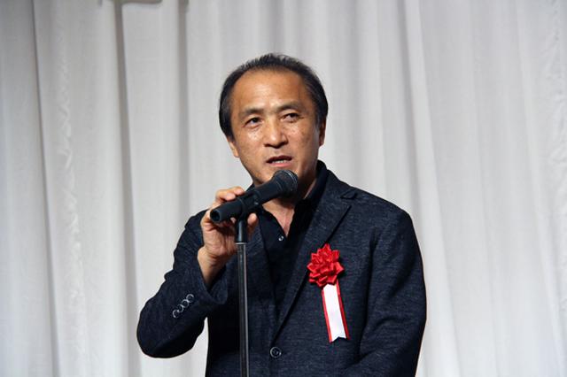 画像: 夕食パーティで選手を激励する柳大会副会長