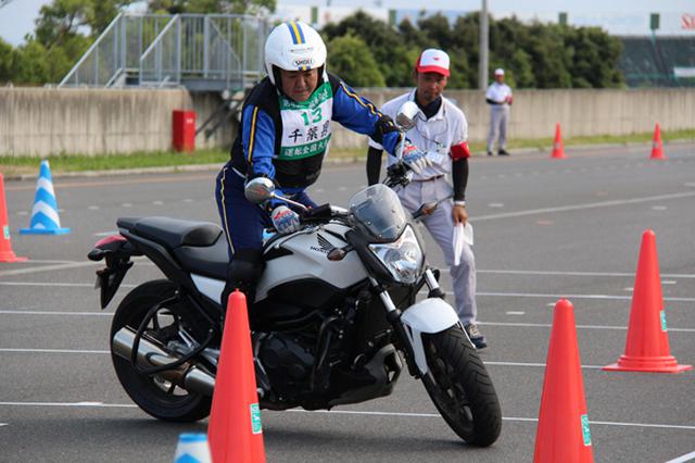 画像: シビアな車幅感覚が求められる「応用千鳥走行」(一般Bクラス)