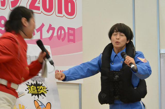 画像: 警視庁交通安全教育ステージでエアバッグ式プロテクターを体験する水野さん