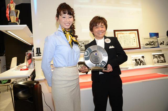 画像: トロフィーを持つ井形さん㊨とモリワキエンジニアリングの森脇緑さん