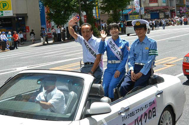 画像: オープンカーで参加した(左から)柳自工会二特委員長、水野裕子さん、阿武警視庁交通総務課長