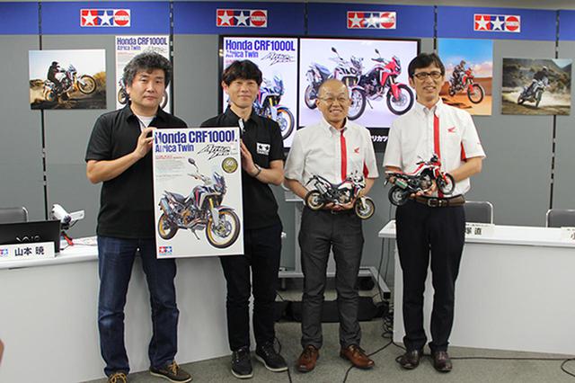 画像: 左よりタミヤの海野氏、古谷氏、完成したプラモデルを手に笑顔の本田技術研究所の飯塚氏、小松氏