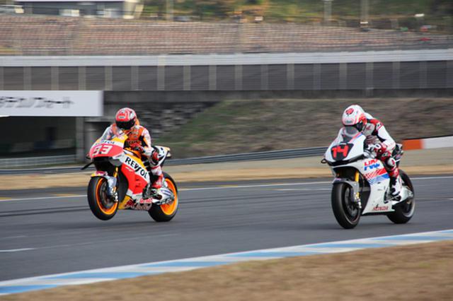 画像: RC213Vでランデブー走行するマルケス選手㊧とアロンソ選手