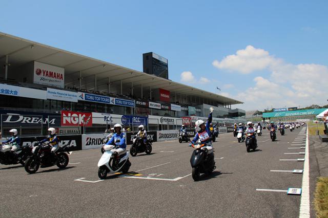画像: 各都道府県の4選手が横一列に並び国際レーシングコースを走行する記念パレード
