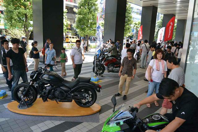 画像: 展示された二輪車には多くの来場者がまたがったり撮影する光景がみられた