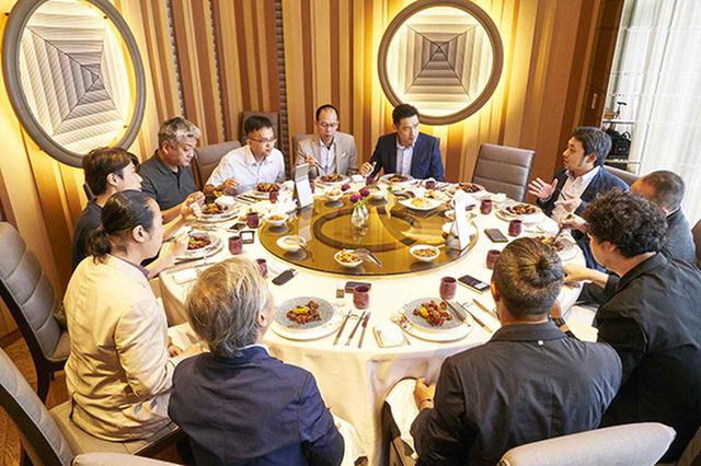 画像: 日本のメディア・インタビューに応じるコウ会長(正面)と王社長(正面左)