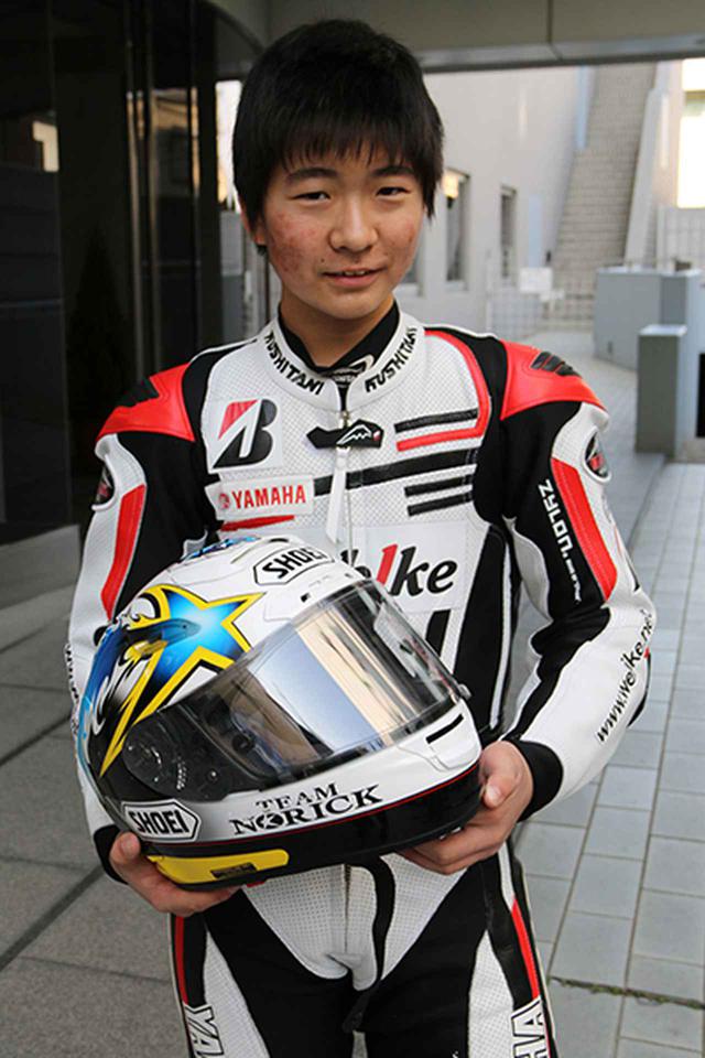 画像: レース活動を開始する阿部真生騎選手。手にするヘルメットは父親のモデルとなるノリックレプリカ