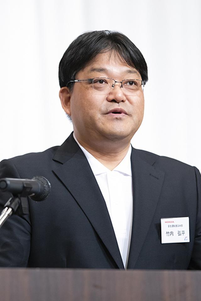 画像: 開会式で主催者を代表してあいさつする竹内大会会長