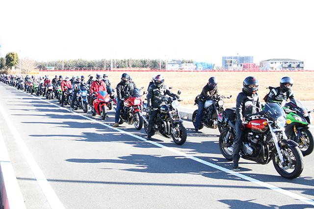 画像: 駐車場入り口は長蛇の列
