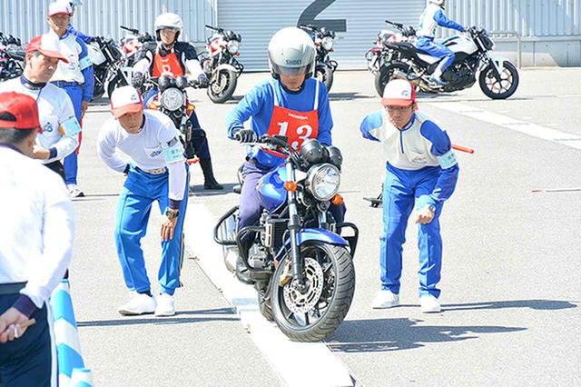 画像: 普通二輪部門総合優勝の関村選手(一本橋)