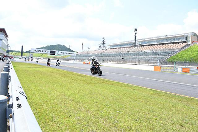 画像: コースを愛車で走る参加者。タンデムも多数参加