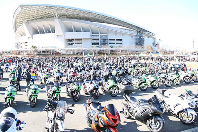 画像: カワサキ車で埋め尽くされた駐車場。