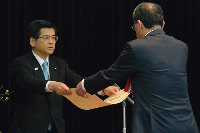 画像: 大臣表彰は石井啓一大臣(左)から各部門の受賞者代表に手渡された