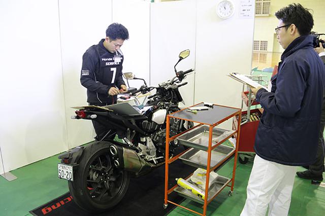 画像: サービス部門の実技競技の様子