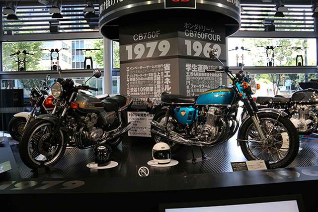 画像: 誕生から50年を迎えた「ドリームCB750FOUR」㊨と40年を迎えた「CB750F」