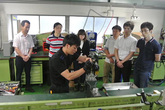 画像: オーバーホールの作業を見学