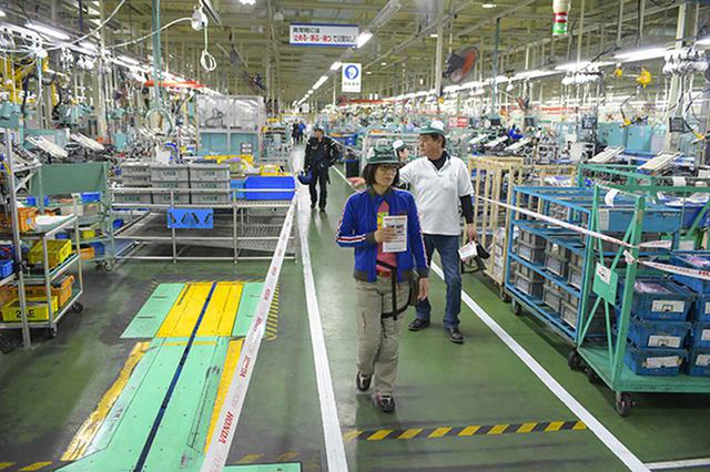 画像2: 工場見学でラインやエンジン分解作業に見入る来場者