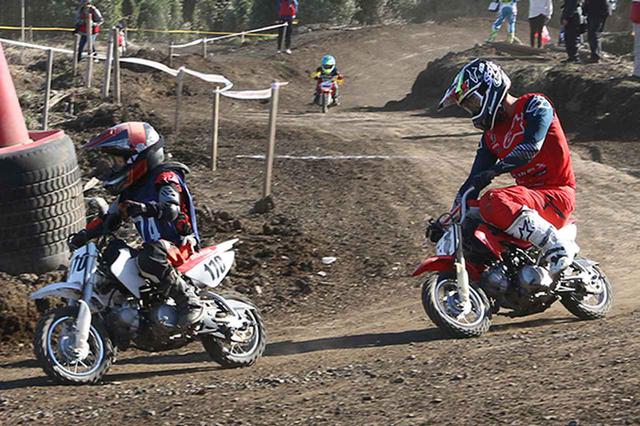 画像: 子供ライダーと激戦を展開する全日本MXIA1チャンピオン山本鯨選手