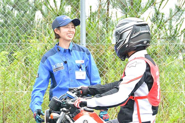 画像: 元全日本モトクロス選手権レディスクラスのトップライダー・伊集院忍さん(写真左側)も平成生まれのYRAインストラクター
