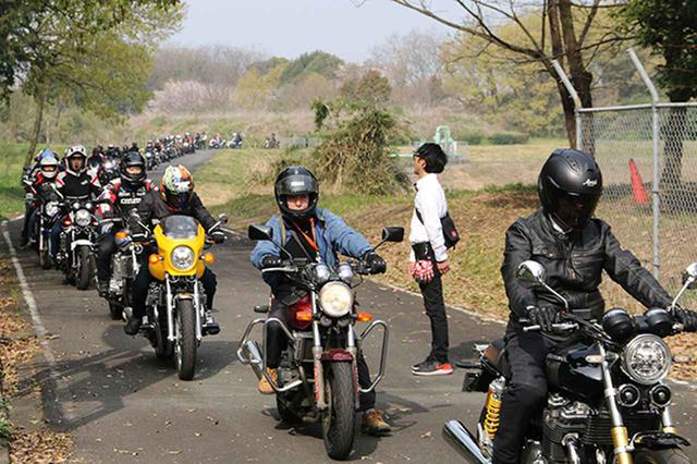 画像: 開門と同時に流れ込んでくる長いCBの車列