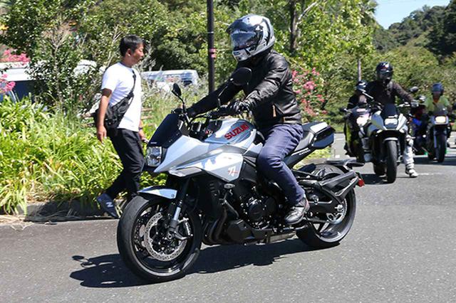 画像: 新型カタナで会場入りした鈴木俊宏社長