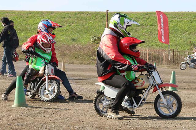 画像: 子供スクールでは若手ライダーが懇切指導