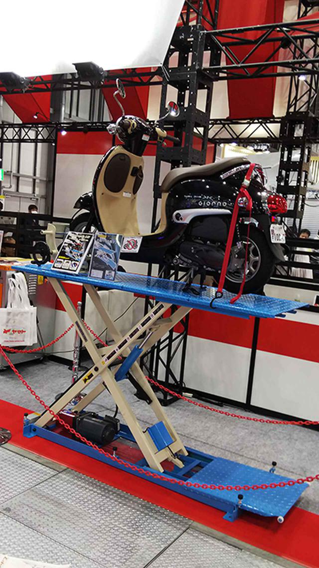 画像: ヤマト自動車が展示した小型バイクリフト(写真の前輪ホルダーはオプション)