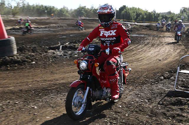 画像: クロスカブ50を駆る富田俊樹選手
