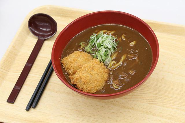 画像: 社員食堂の名物「カツカレーうどん」。売店では各拠点独自の味の「ホンダ社食のカレーうどんの素」も販売