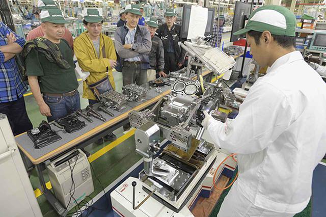 画像1: 工場見学でラインやエンジン分解作業に見入る来場者