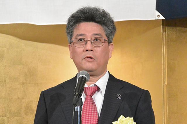 画像: 受賞祝賀会で受賞者を称える国交省自動車局の江坂次長