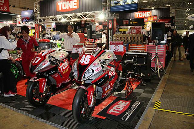 画像: 参戦マシン「S1000RR」などを展示のTONEブース