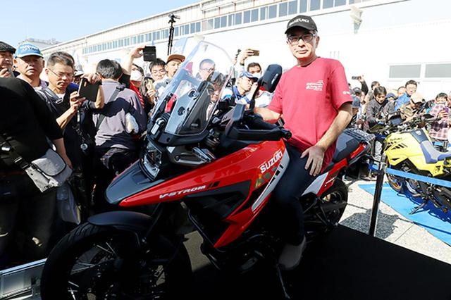 画像: 当日日本初公開されたV-STROM1050/XTに跨るスズキの鈴木社長