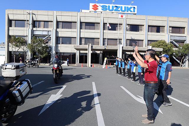 画像: イベント終了後、参加者を見送るスズキの鈴木社長ら