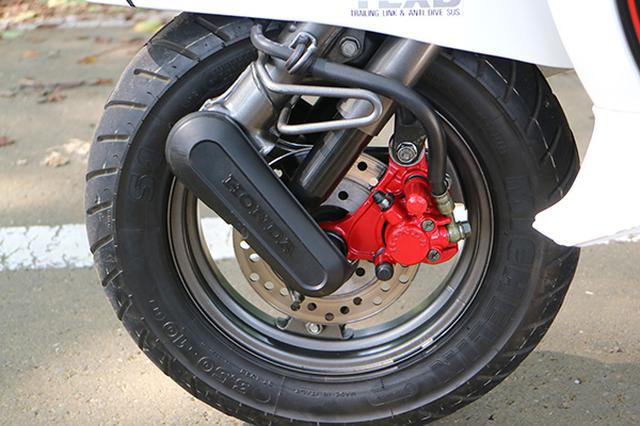 画像: 赤いブレーキキャリパーは、新車当時のままピカピカ!