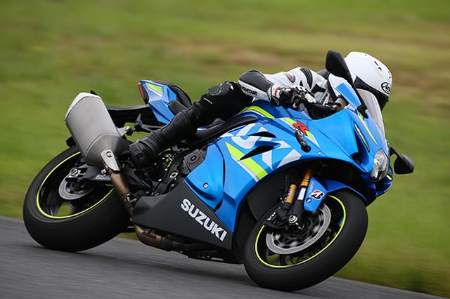 画像: ブレーキも安心感たっぷりですごいのですが、ブレーキングのときのシフトダウンのGSX-R1000R ABSの車体側の回転の合わせ方は感動ものです。シフト操作に瞬時に合わせてきます。ほぼセミオートマなこのマシン。コーナーにも安心して臨めます。