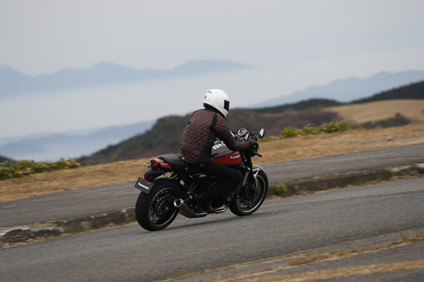 画像: オートポリスの外周路の先は山の合間に雲海。またとない景色を時折見つつ、Z900RSのハンドリング、サウンドを味わうのは至福でありました。のんびり走ってもいいバイクです
