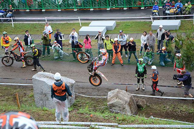 画像: 岩から岩へバイクで飛び移る場面も