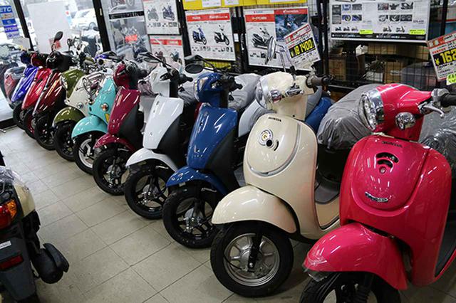 画像: 主力の50ccモデルが並ぶ店内