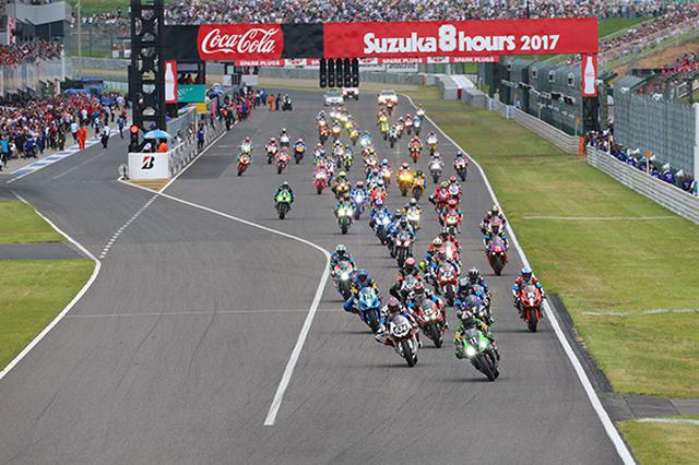 画像: 鈴鹿8時間耐久レースのスタートシーン。灼熱の鈴鹿サーキットを8時間も革ツナギ着て熱いバイクに乗って走ります。これは相当な体力がいりますよ。そんな中でレースをするのです。海外には24時間戦うレースもあります。耐久も凄まじいスポーツであります