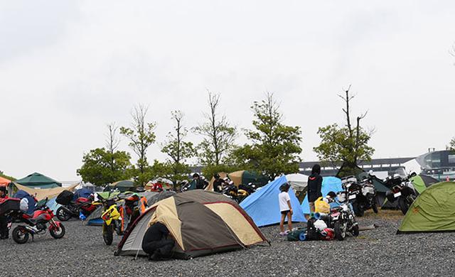 画像: 土曜日の午前中にはテントもあちこち張られていた