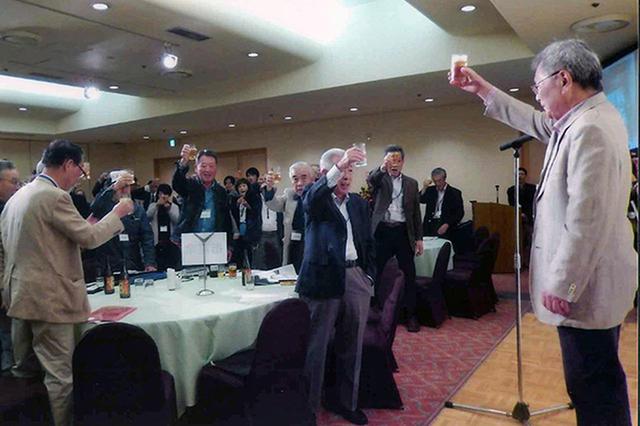 画像: 出席者全員で乾杯。発声は渡部達也氏